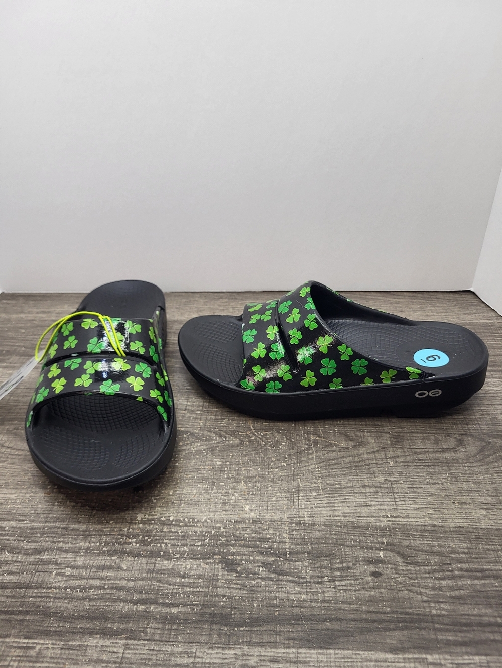 OOFOS OOAHH Limited Shamrock Women's Size 6 Black Slides New